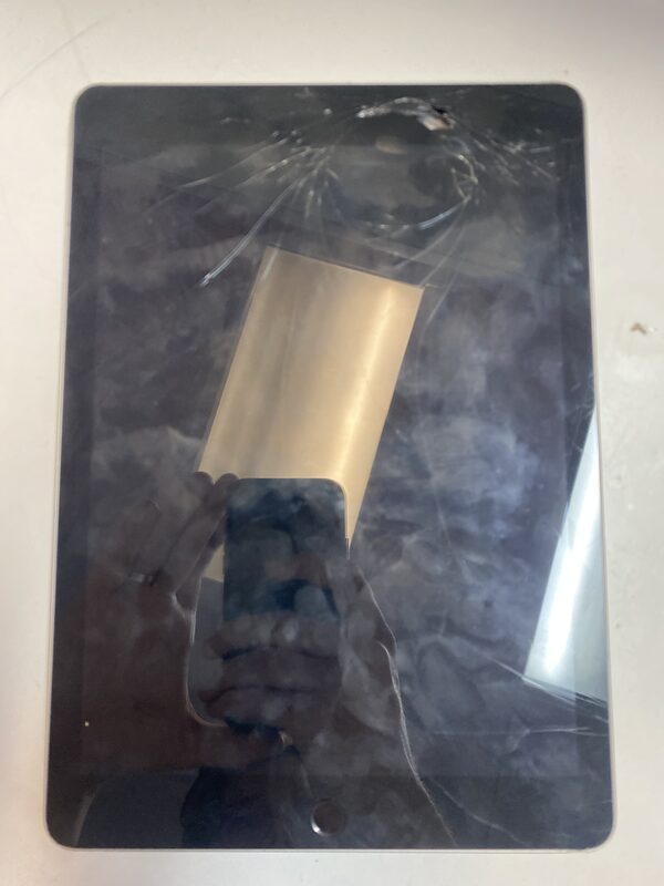 ipad 6th gen ipad 6th gen cracked glass screen replacement (black) before repair