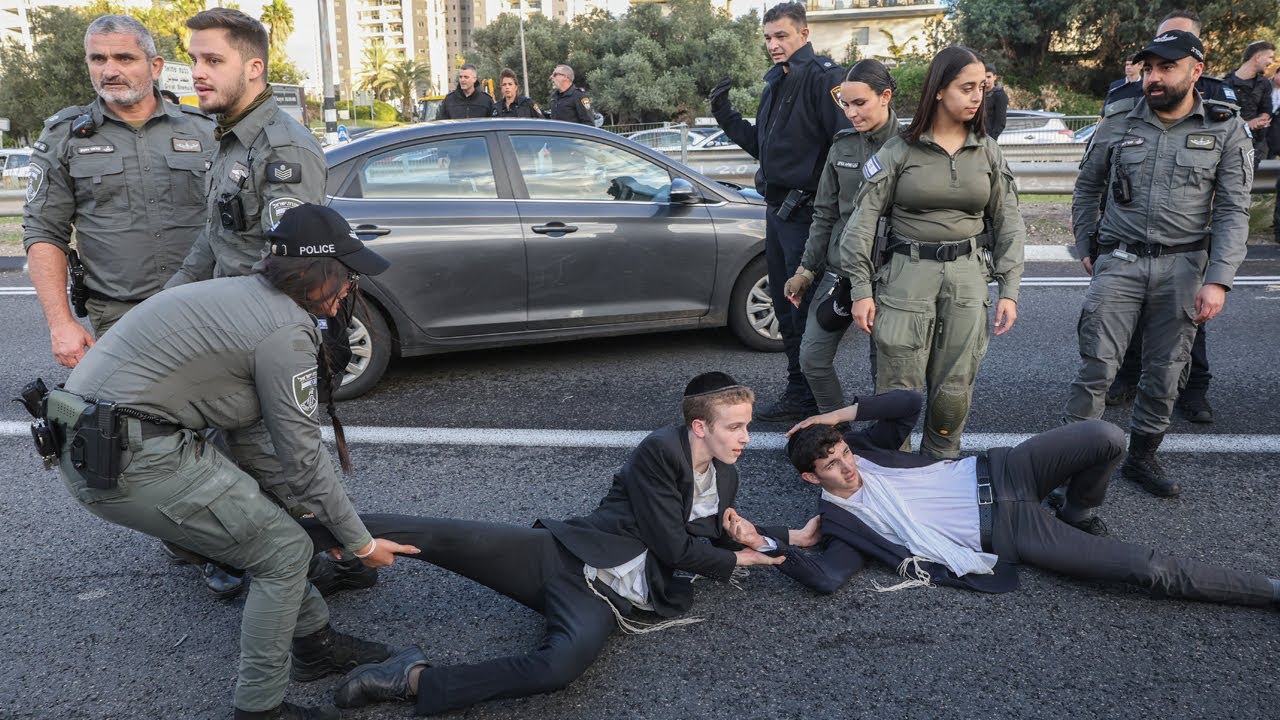 עימותים אלימים בהפגנה נגד גיוס חרדים לצה״ל | Violent clashes at protest against drafting to the IDF