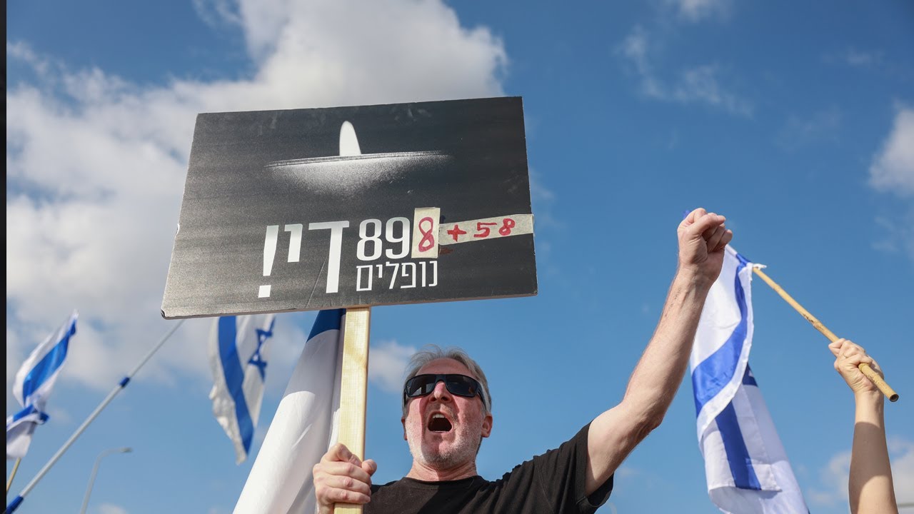 מפגינים חוסמים כבישים ביום ההשבתה |  Day of Disruption: Roads Blocked by Protesters