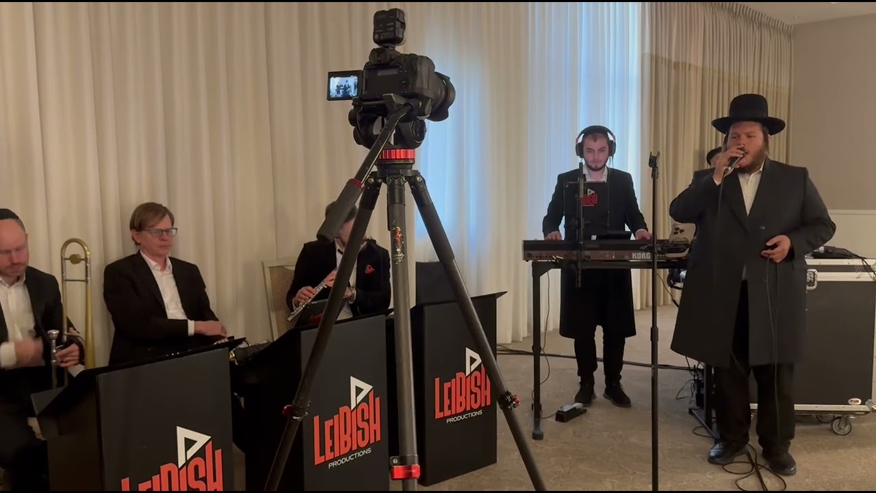 Chuppah: Leibish Posen 🎹 Levy Falkowitz 🎤
