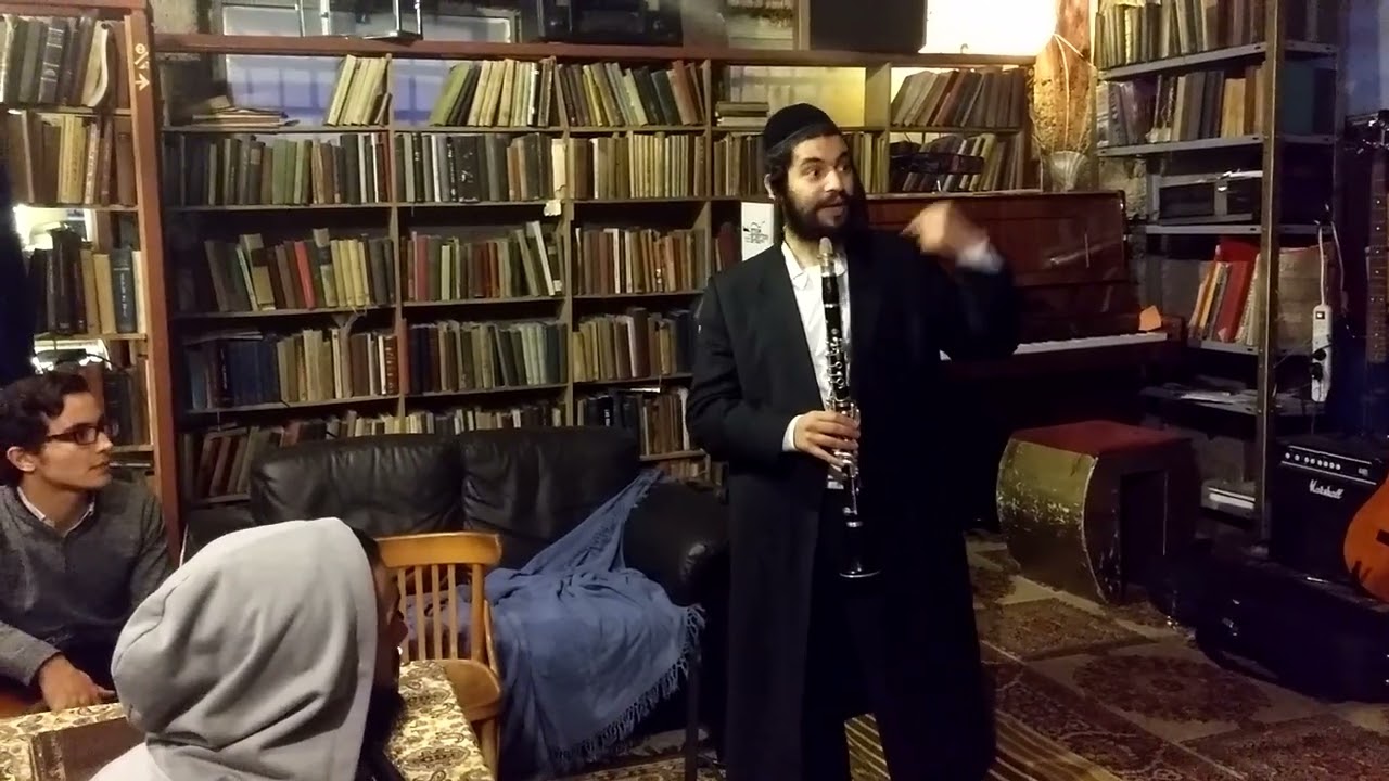 אברום בלטי מדגים סולמות ומדוסים בקלרינט