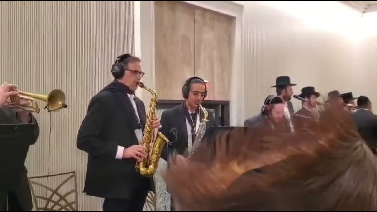 Avrumi Berko 🎹 Kalmey Schwartz 🎤 Shira Choir
