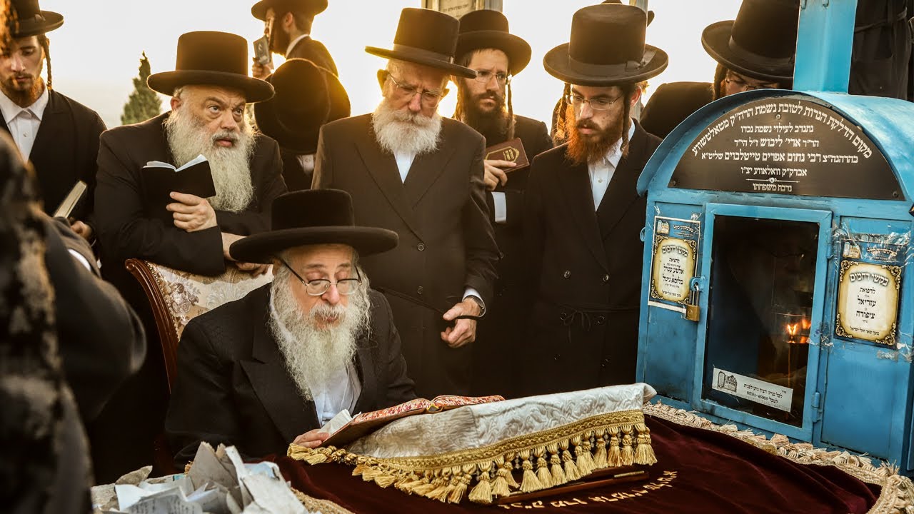 האדמו״ר מצאנז קלויזנבורג מתפלל בבכיות בבית החיים העתיק בצפת | Sanz Klausenburg Rebbe at the in Safed