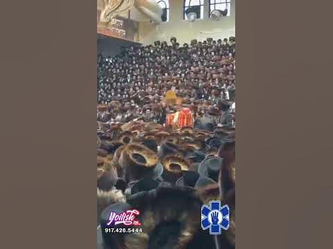 Massive crowds packed the Satmar shul on Rodney St in Williamsburg for the Hachnasas Sefer Torah!