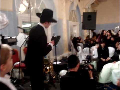 Yossi & Aviva DIamant - Yossi singing Eishes Chayil