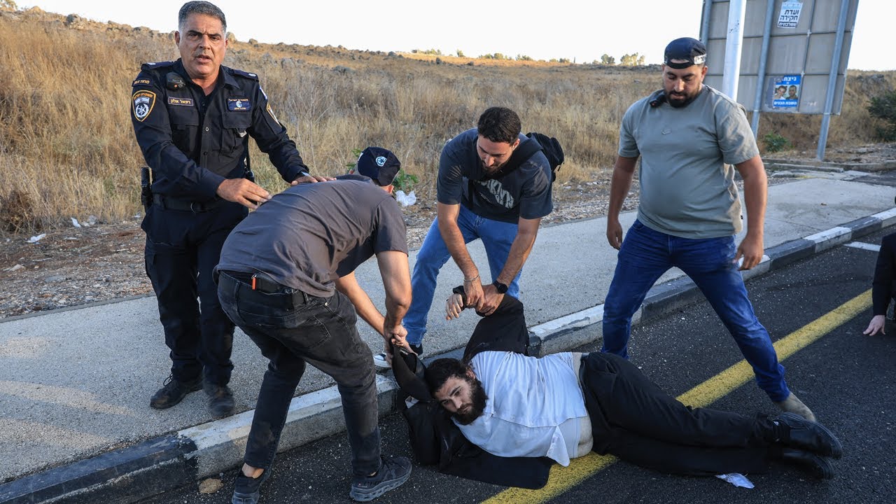 חרדים מפגינים וחוסמים כבישים נגד הגיוס לצבא  | Ultra-Orthodox Protest and Block Roads Over IDF Draft