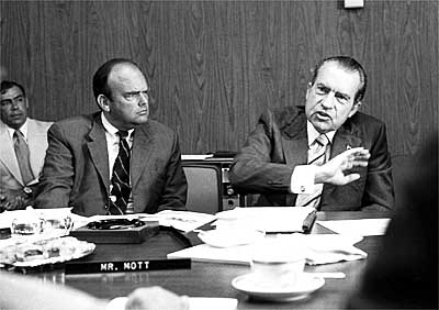 Ehrlichman and Nixon in the Oval Office in 1972