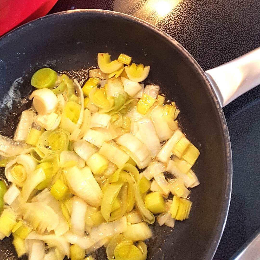 Image of Lauch in der Pfanne in Butter weich dünsten