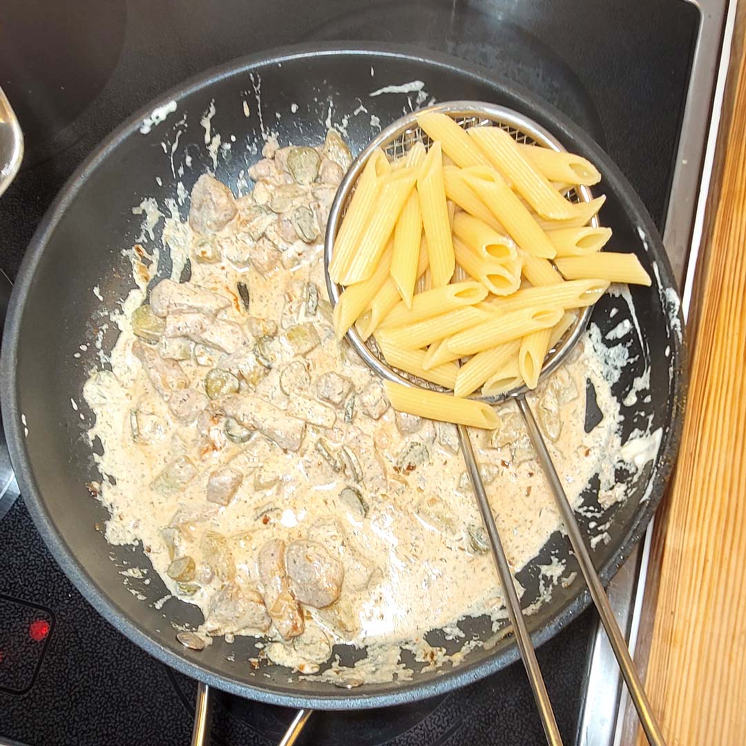 Image of Zum Schluss gibst du die Pasta zur Gurkensauce. Alles gut...