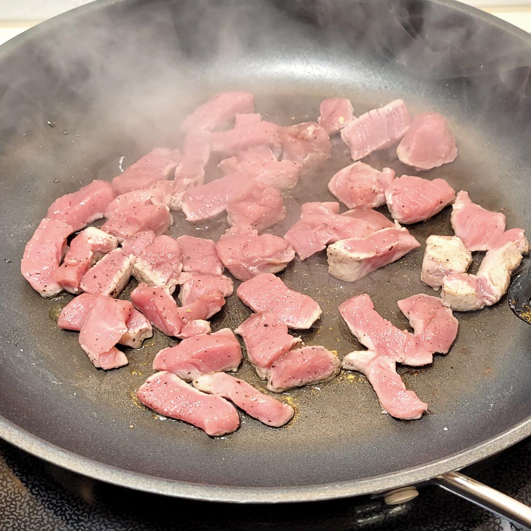 Image of Das Fleisch in die Pfanne geben, Sauerrahm hinzufügen, mit Dillspitzen...