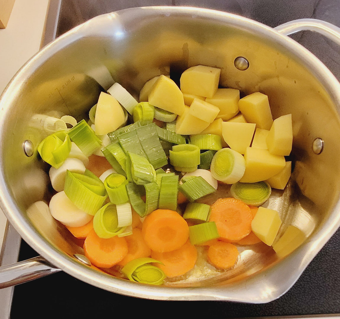 Image of Das klein geschnittene Gemüse mit den Kartoffeln und den 2/3...