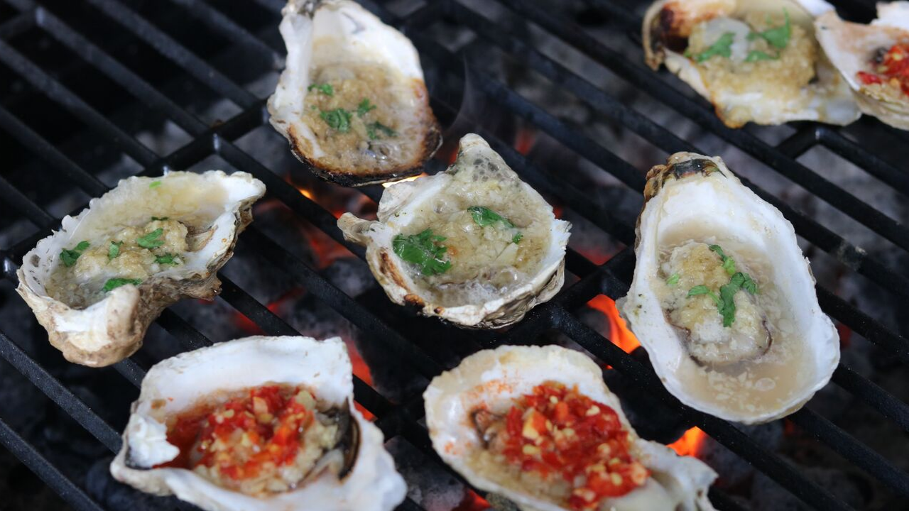 Grilled Oysters (With Garlic and Chili Toppings)