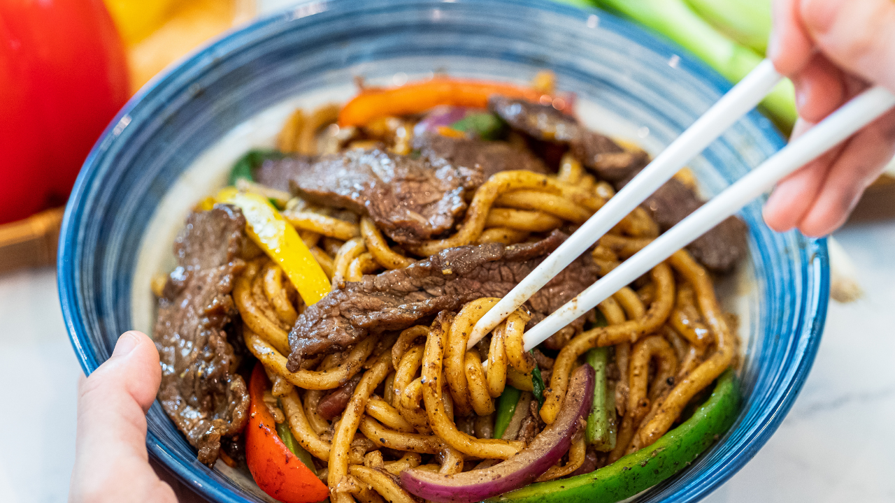 Beef Stir Fry Udon Noodles in Black Pepper Sauce (黑椒牛肉炒乌冬面)