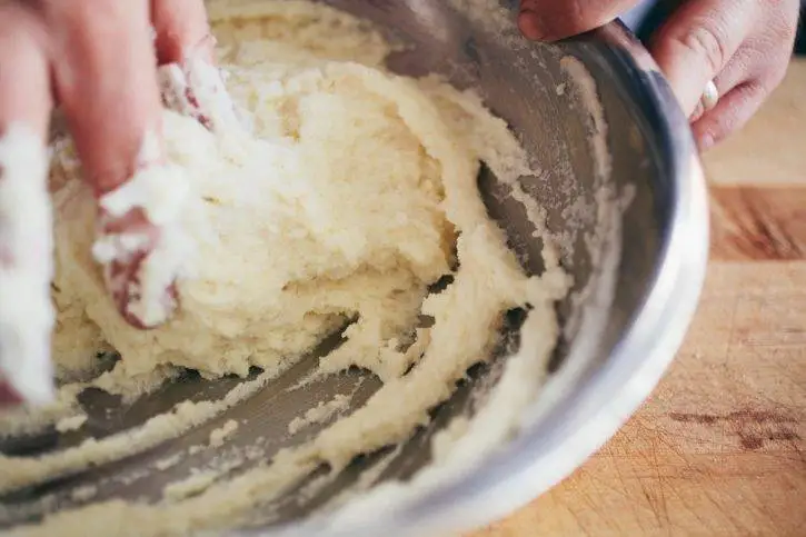 Image of The dough can quickly and easily be mixed by hand.