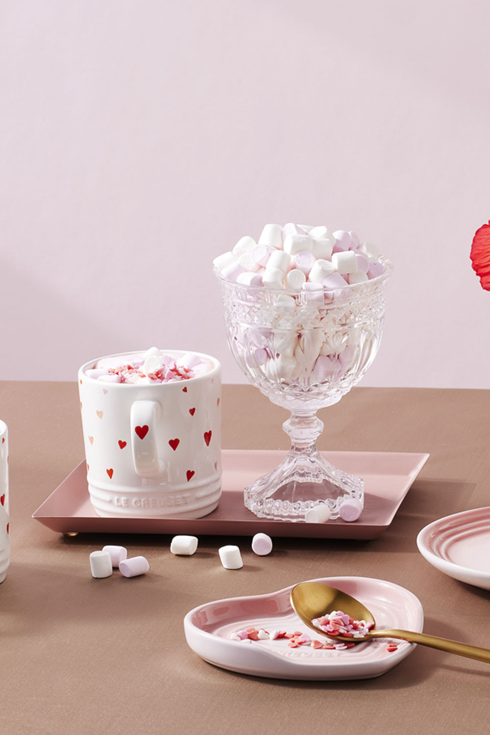 Boisson chaude au chocolat rose (chocolat rose à la tasse)