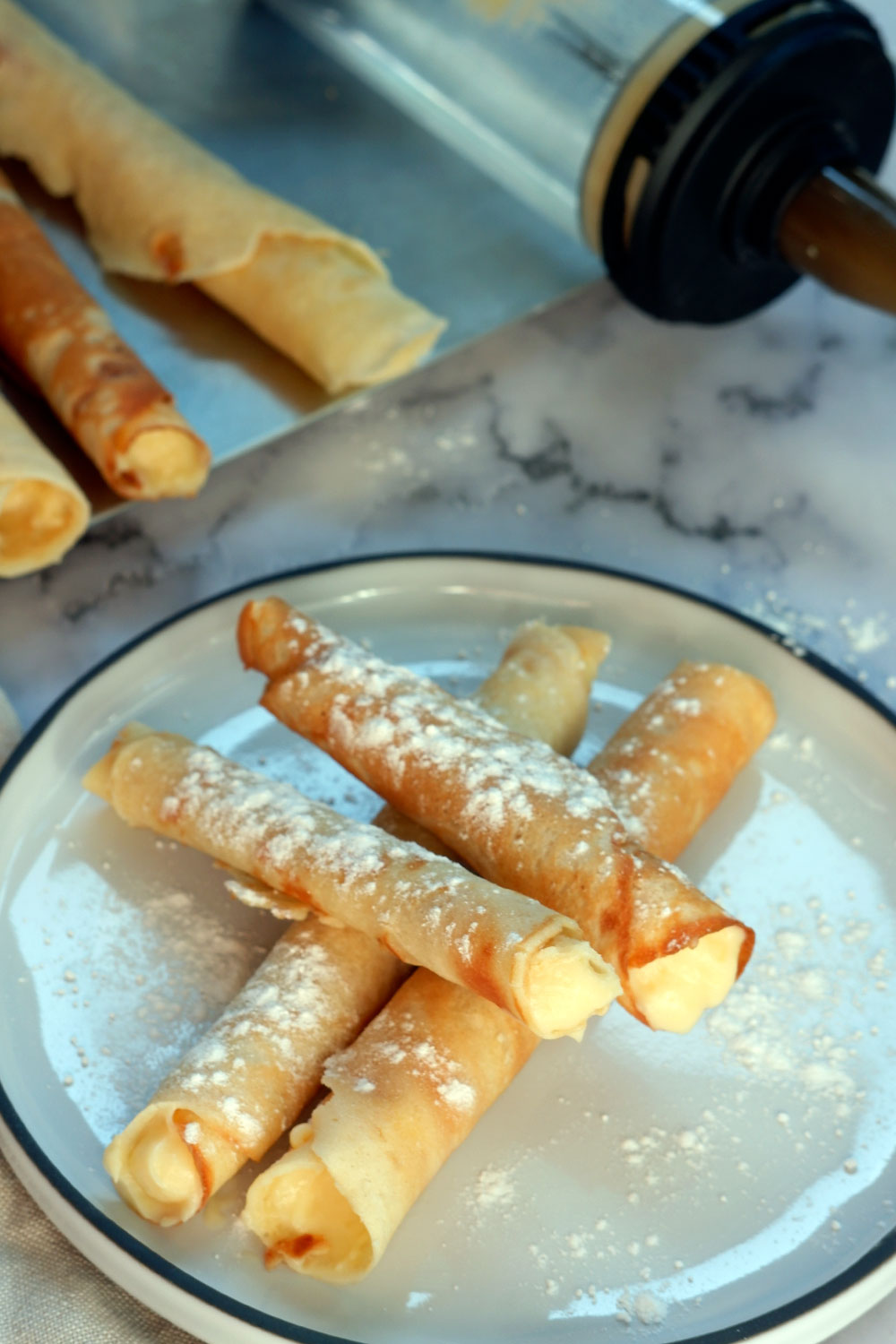 Barquillos rellenos de crema o nata (neulas tradicionales rellenas)