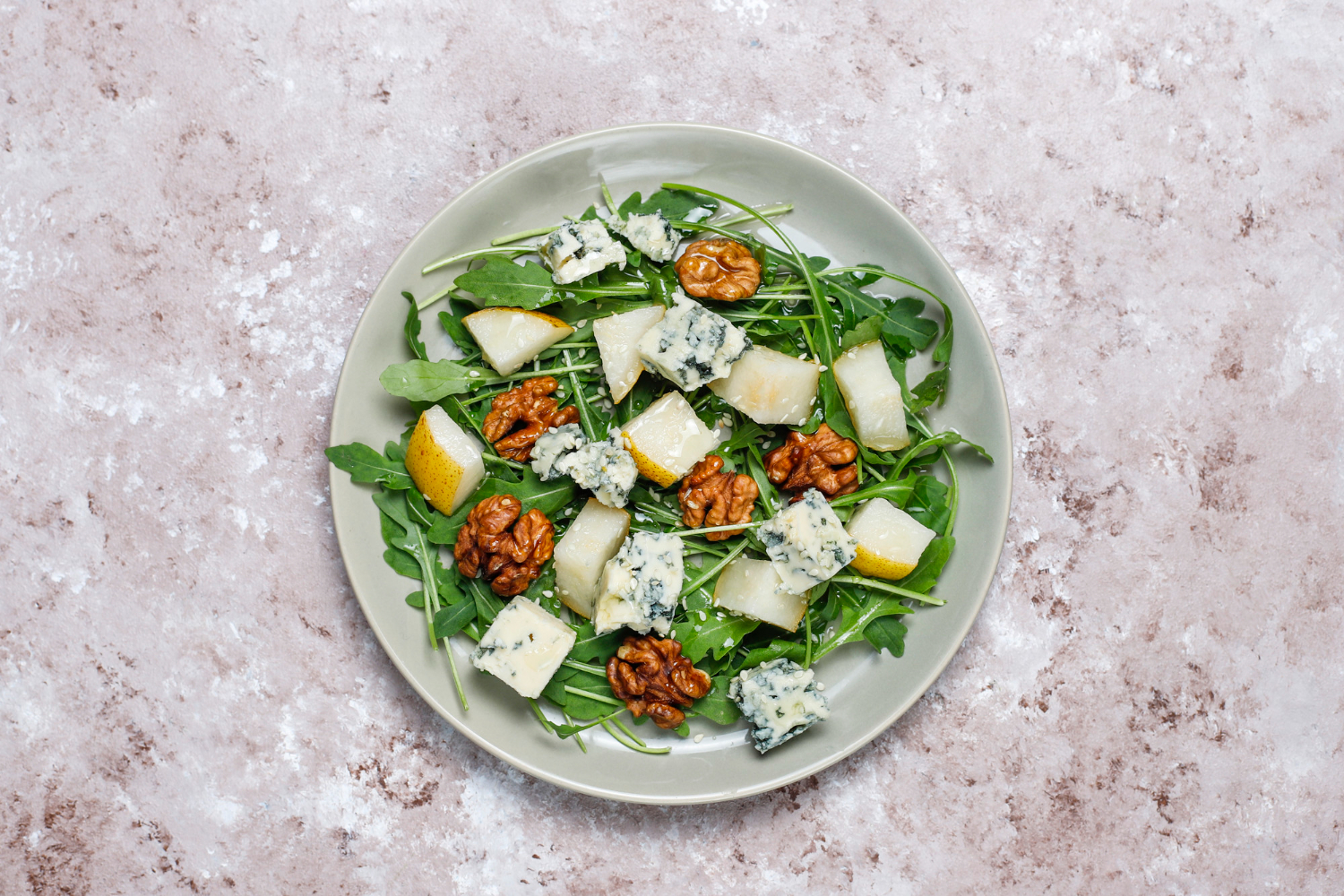 Rocket salad with dairy-free blue cheese and walnuts 