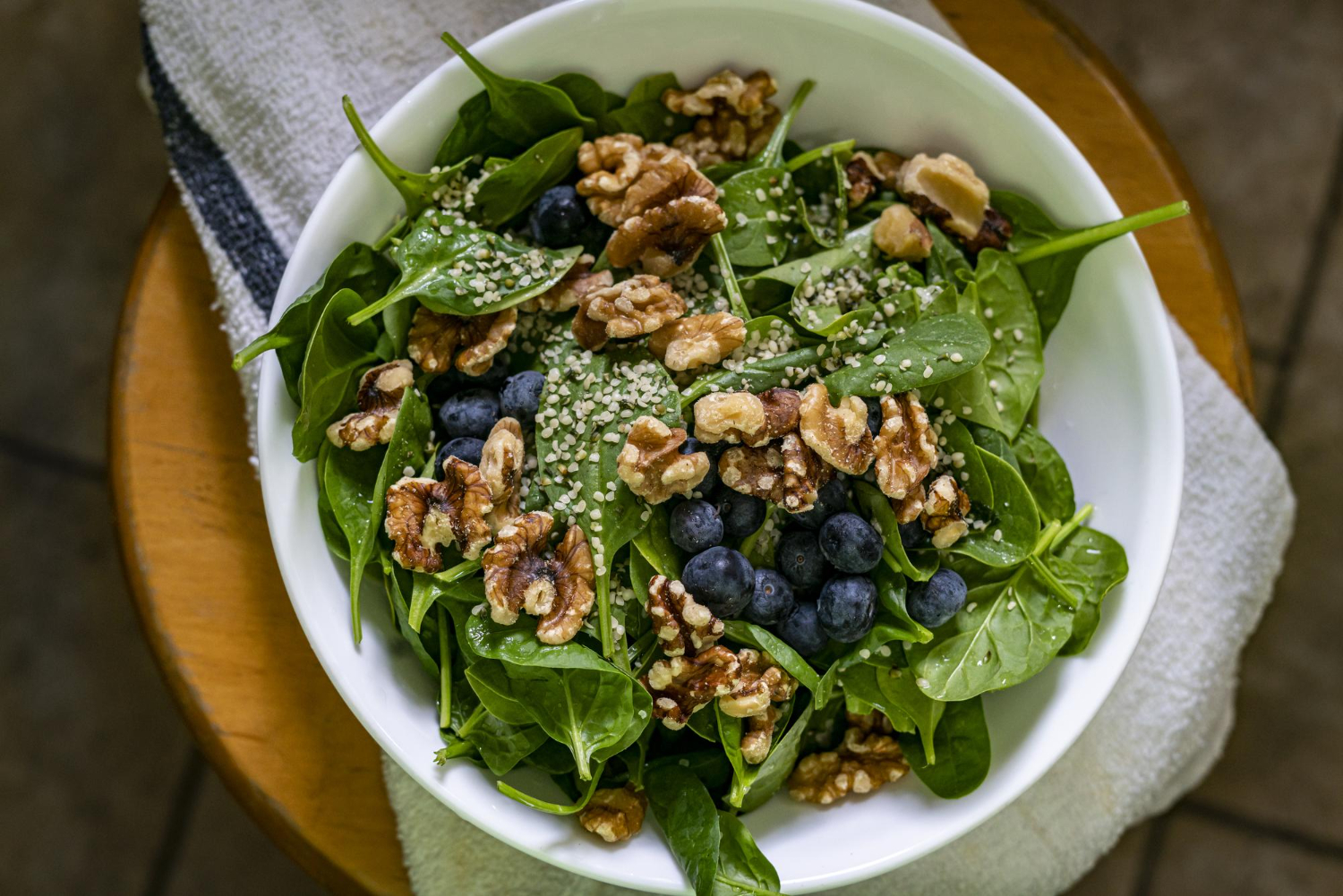 Spinach salad with walnuts and hemp seeds