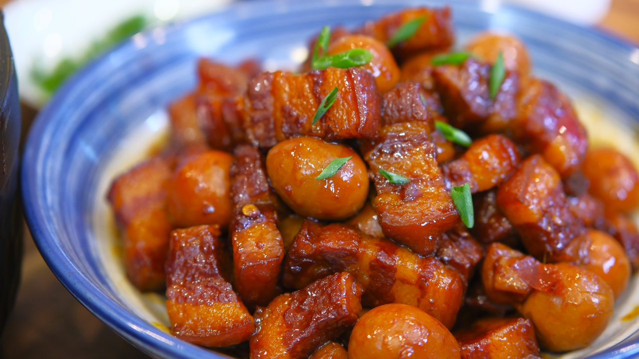 Chinese Braised Pork Belly with Quail Eggs (红烧肉卤鹌鹑蛋)