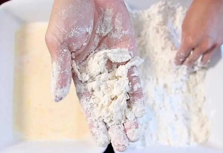 Image of In another bowl, mix all the dry ingredients: flour, sugar,...