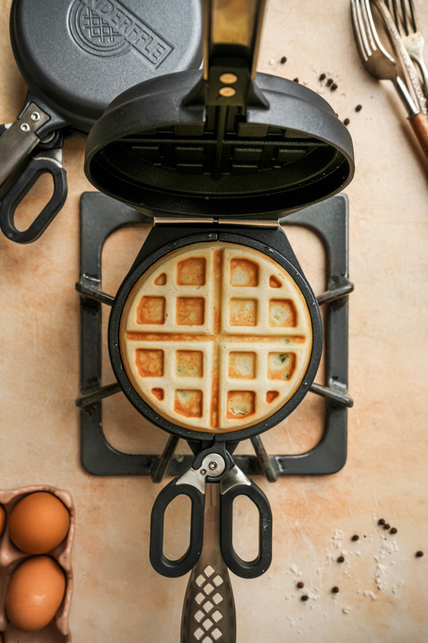 Image of Remove the waffle from the Wonderffle using the inserted thongs. 