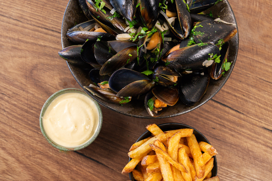Moules frites (mussels and fries)