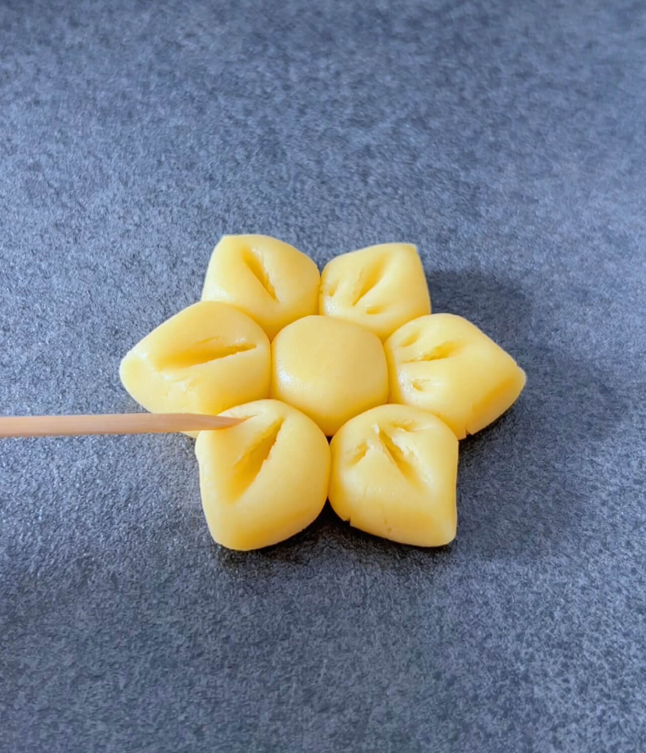 Image of Press the balls lightly to form a flower.