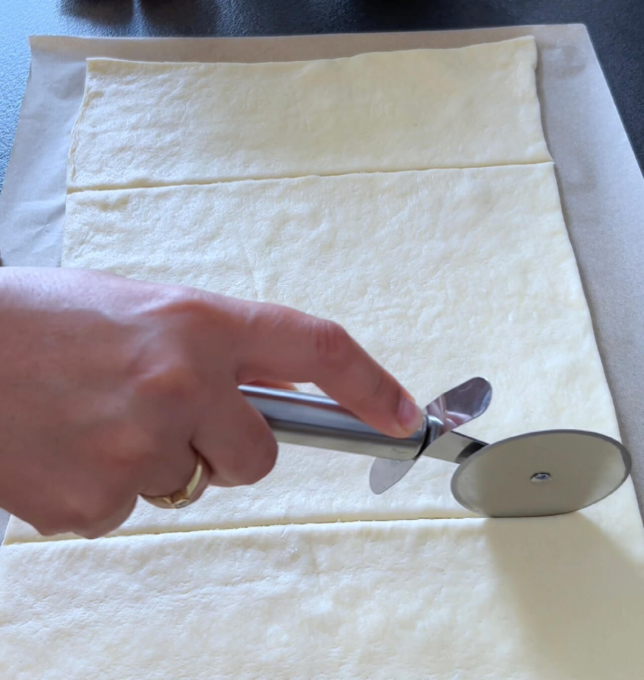 Image of Roll out the puff pastry and cut it into 8...