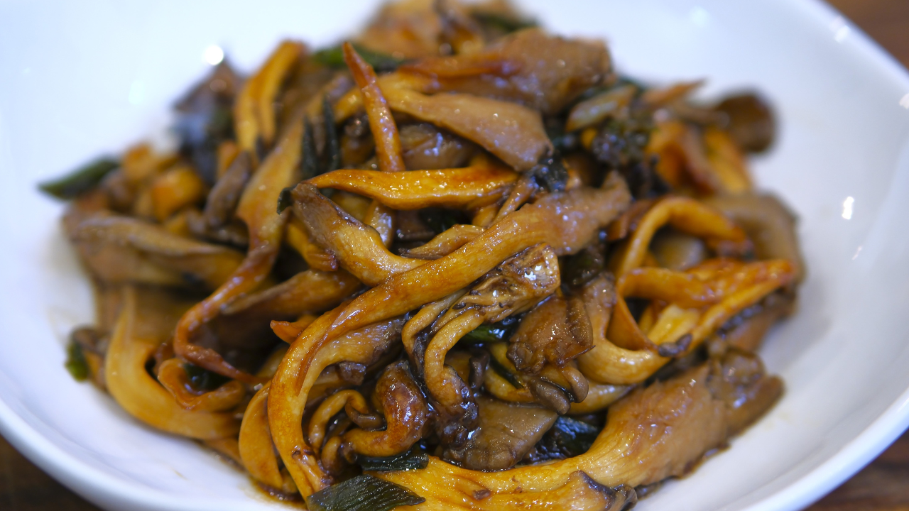 3 Minute Recipe - Oyster Mushroom Side Dish (Tastes Better Than Meat)