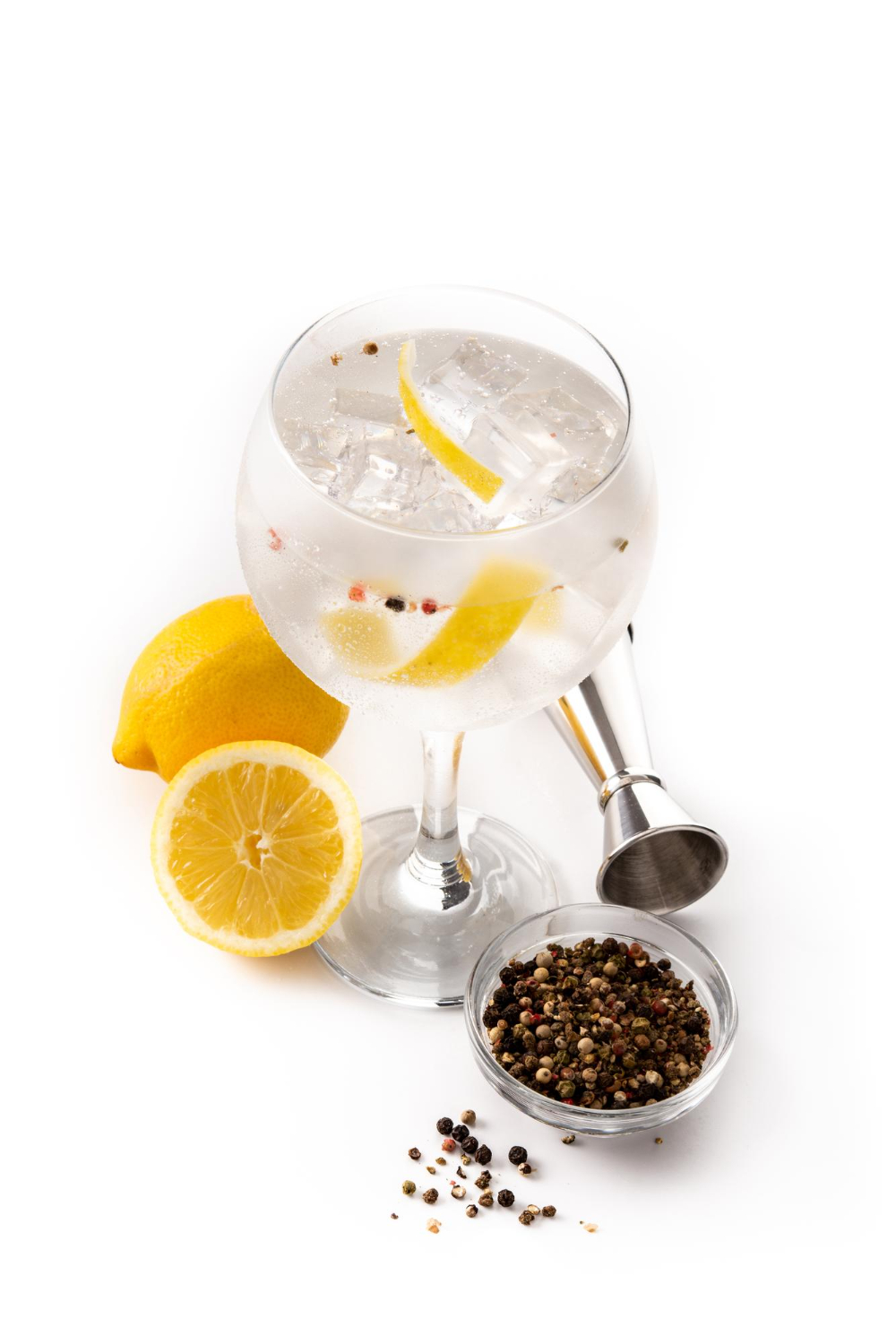 Gin and tonic with spices