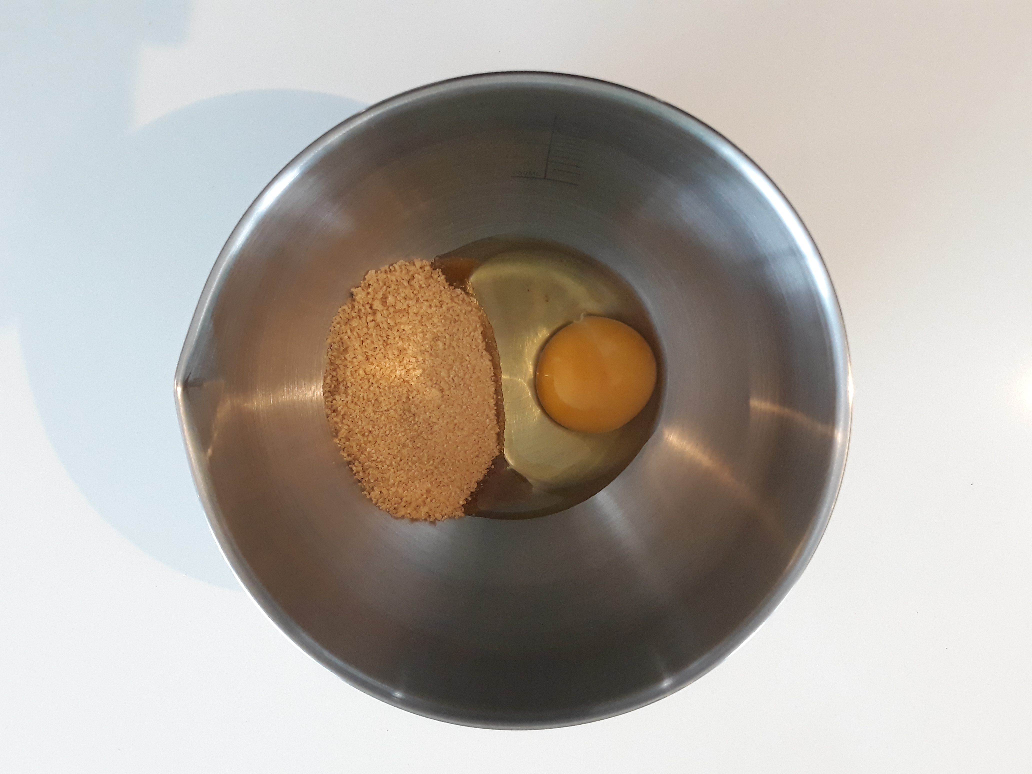 Image of Mettre l’œuf et la cassonade dans un bol. Mélanger.