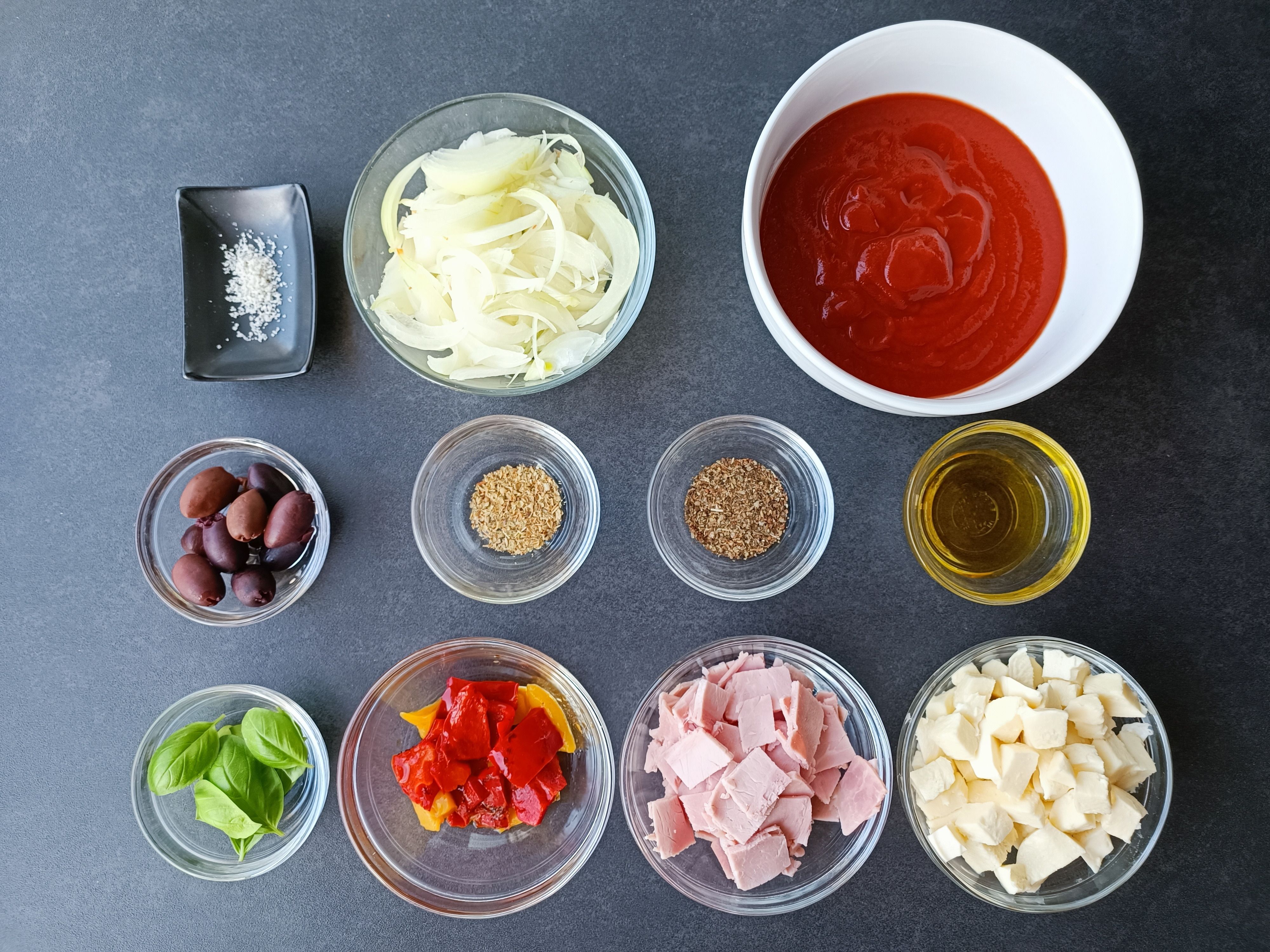 Image of Préparer les ingrédients pour la garniture. Couper les poivrons grillés...
