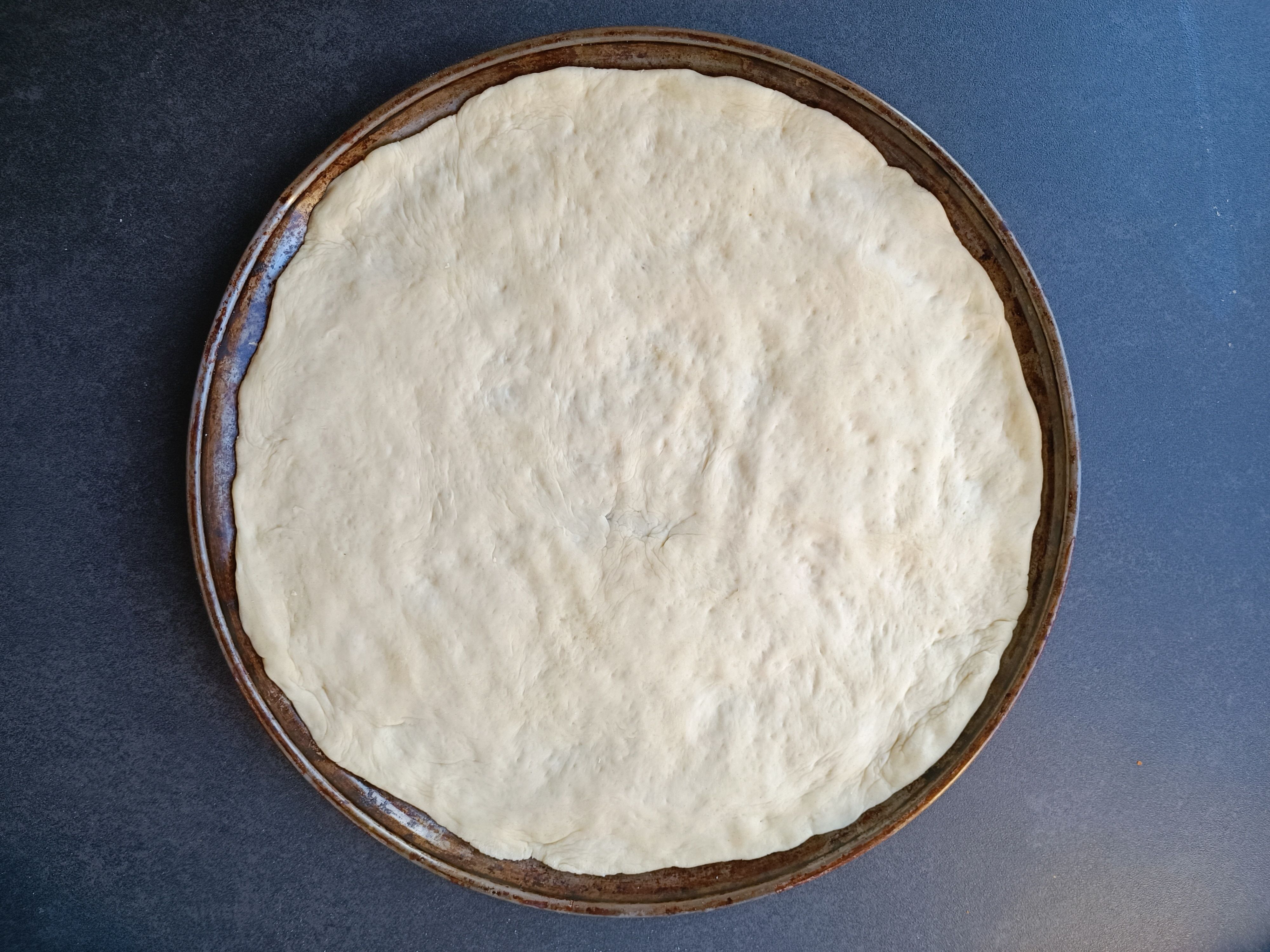 Image of Disposer la pâte soit sur une plaque perforée soit sur...