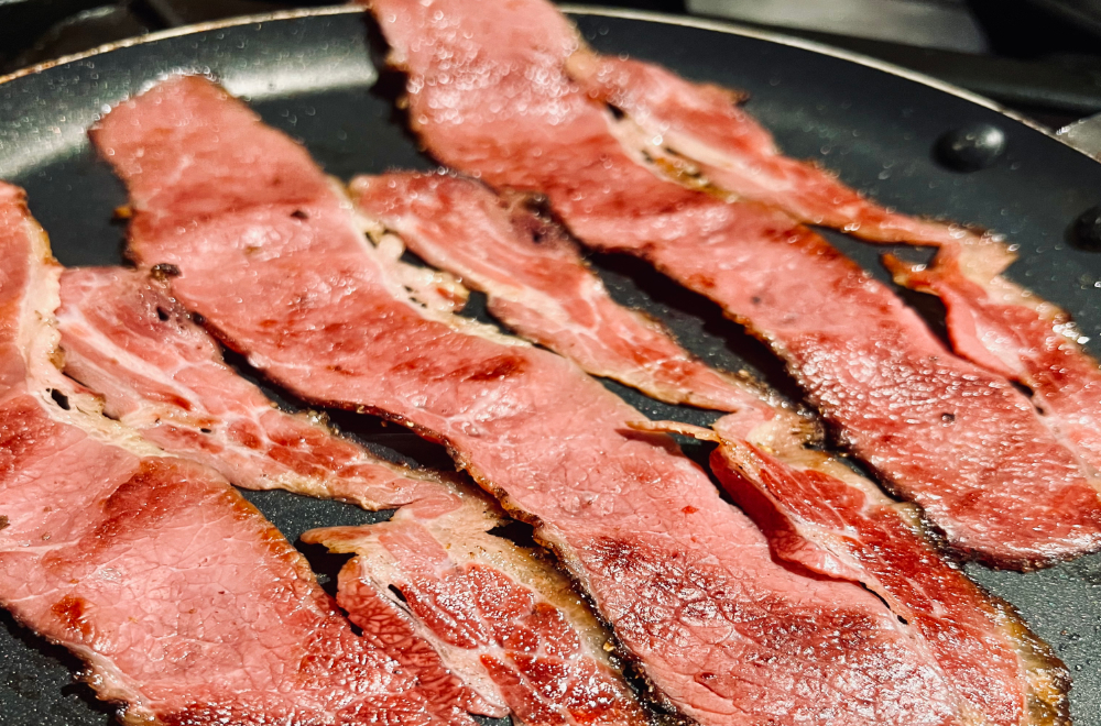 Image of Pastrami-Scheiben in einer Pfanne knusprig anbraten.