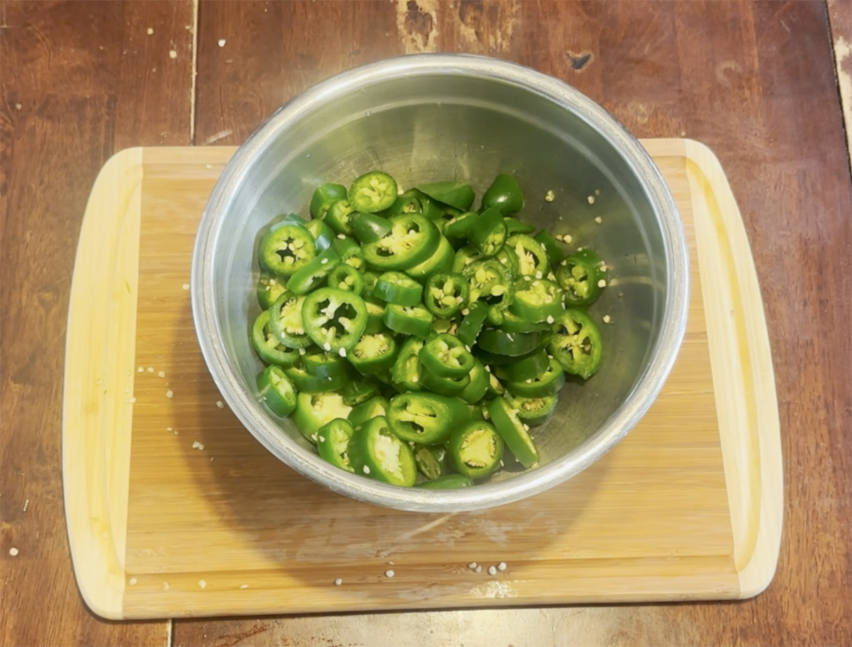 Image of Slice all jalapenos into ¼ rounds and set aside.