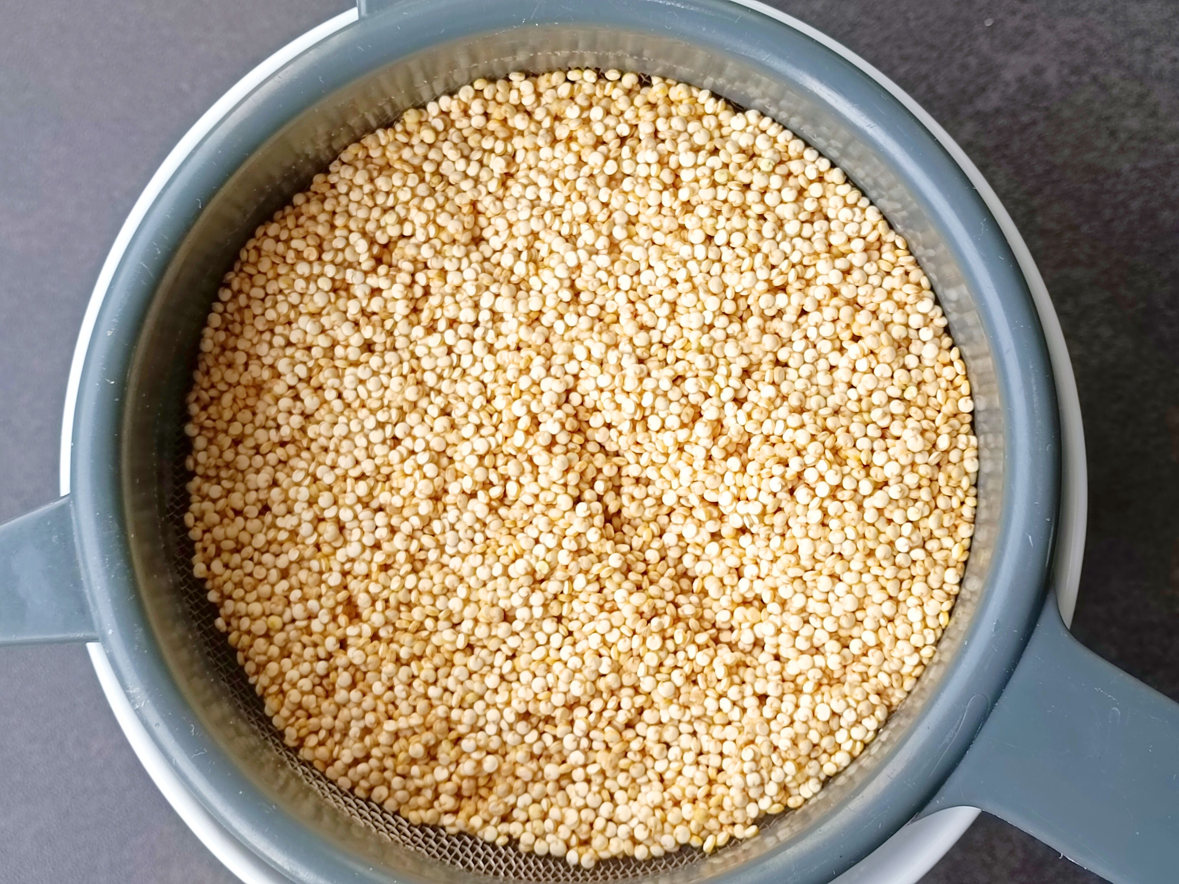 Image of Bien rincer le quinoa dans une passoire à mailles fines.