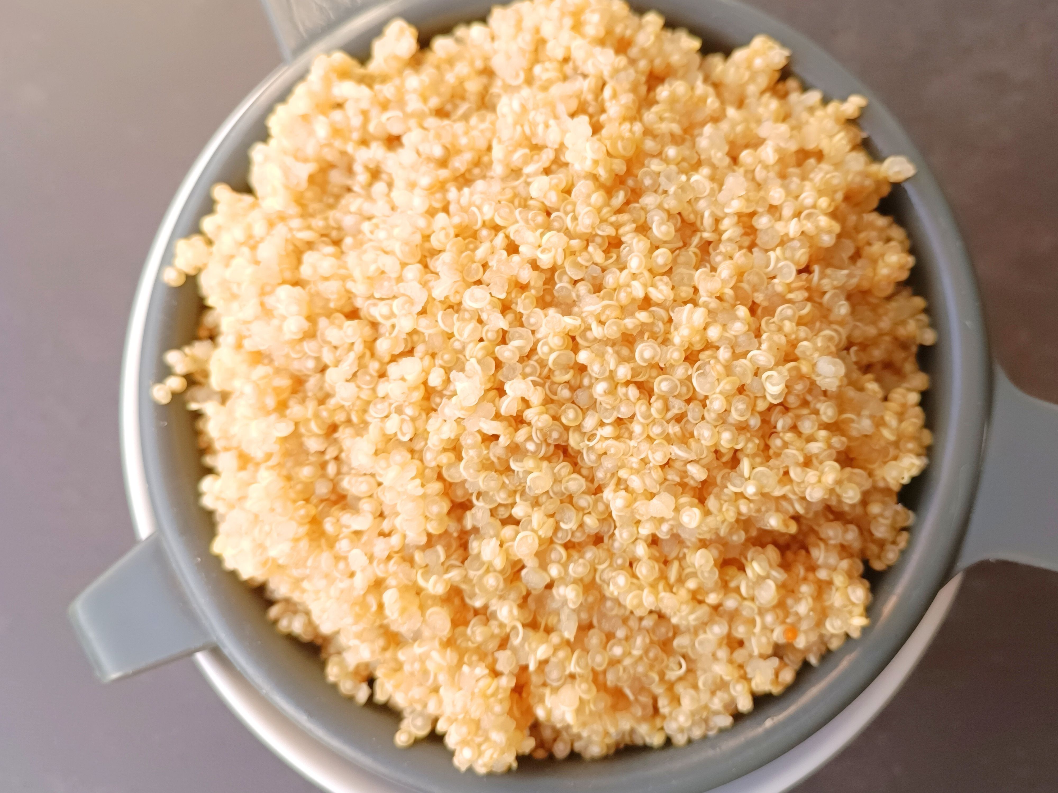 Image of Mettre à cuire le quinoa dans un grand volume d’eau...