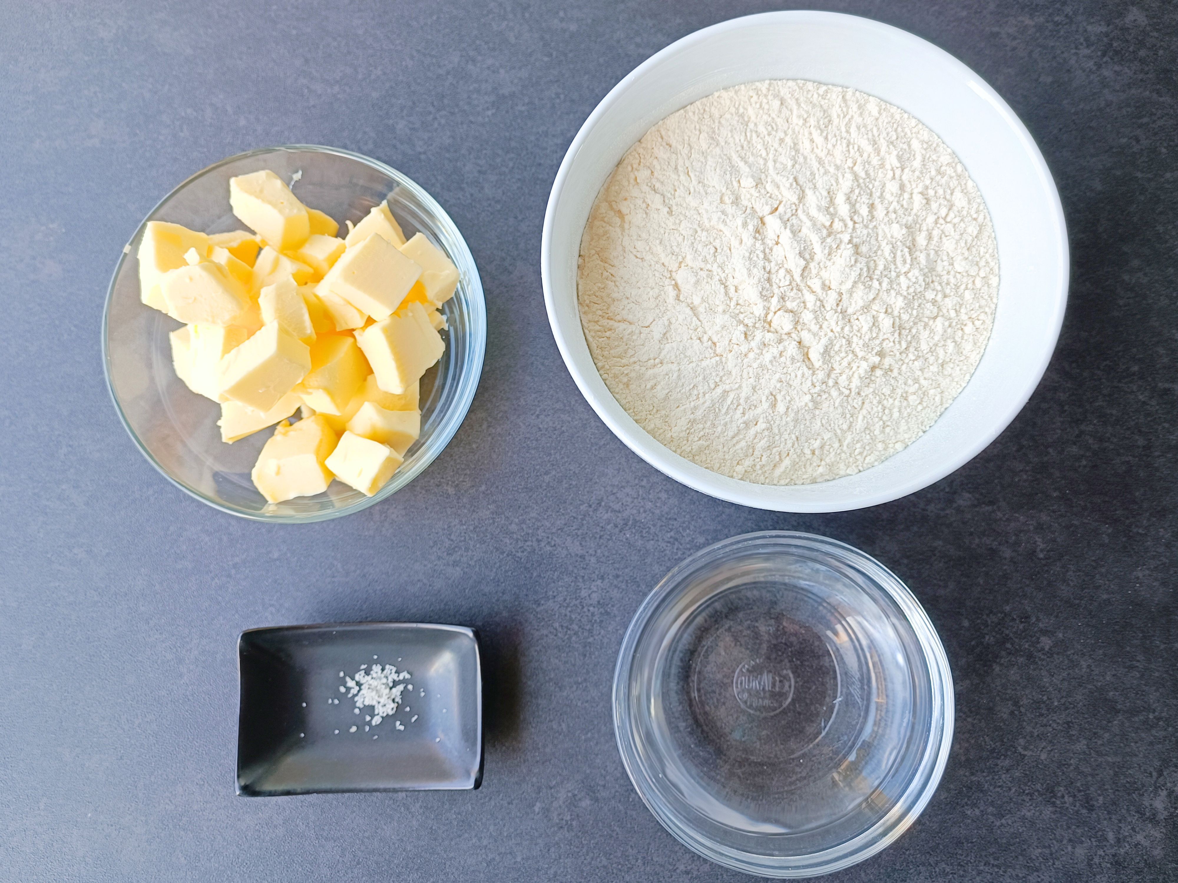 Image of Peser les ingrédients pour la pâte brisée. Couper le beurre...