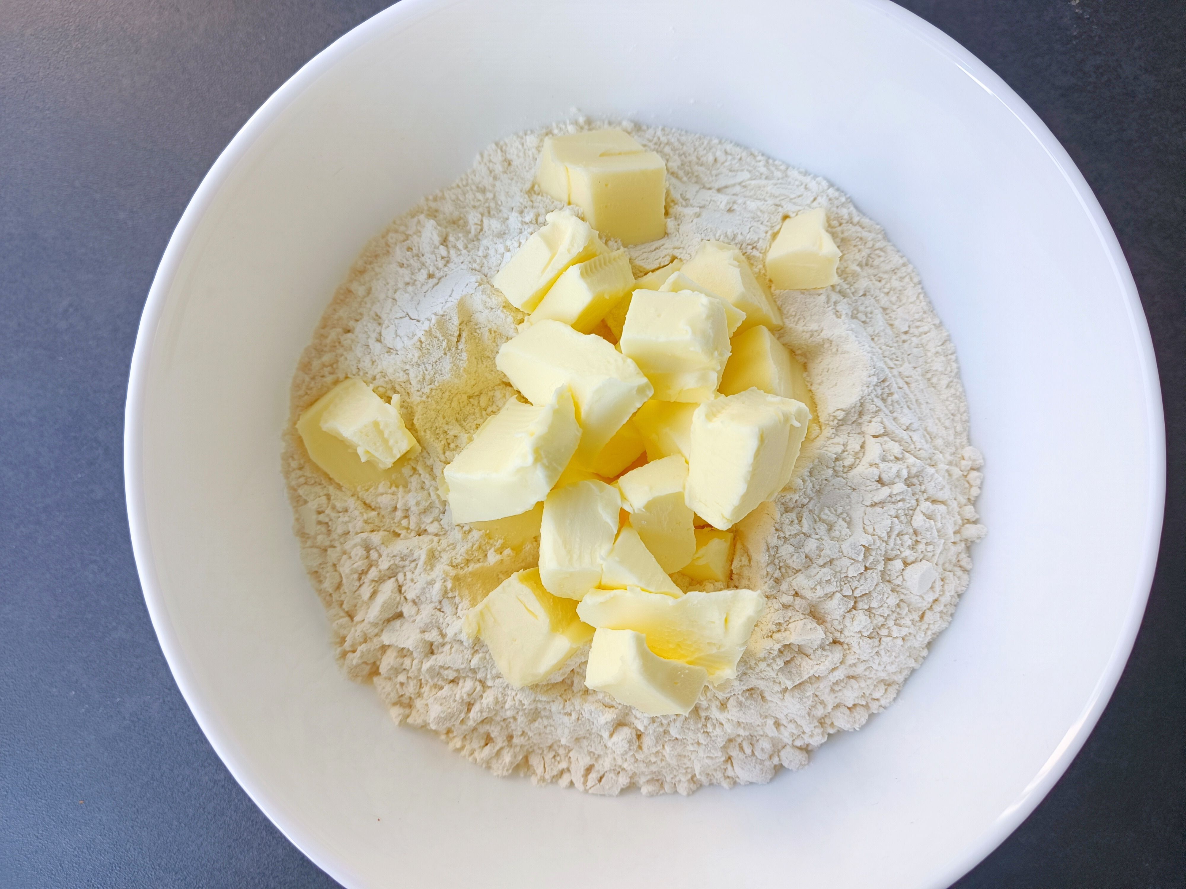 Image of Mettre la farine dans un saladier. Ajouter le beurre en...