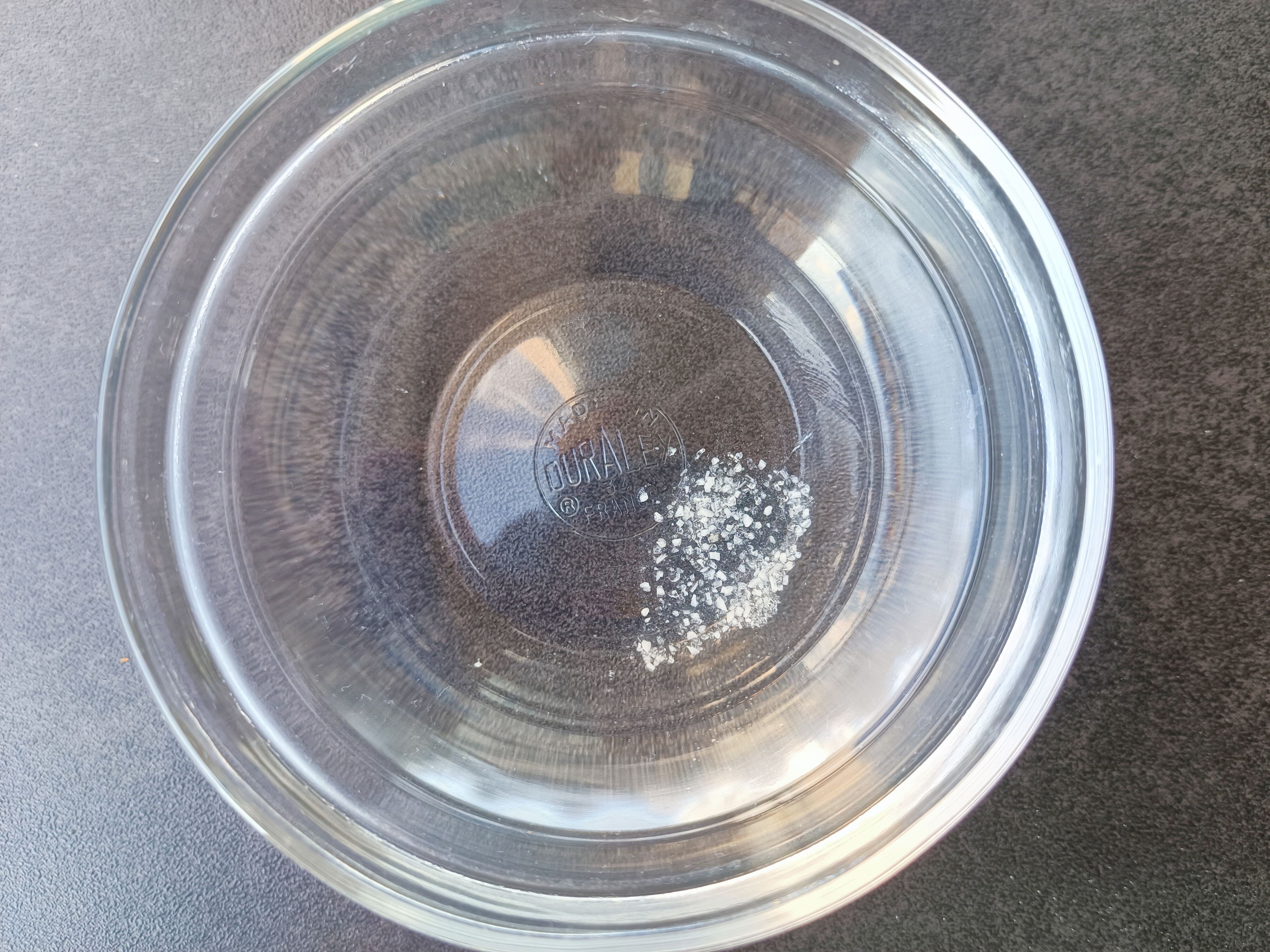 Image of Dissoudre le sel dans l’eau.