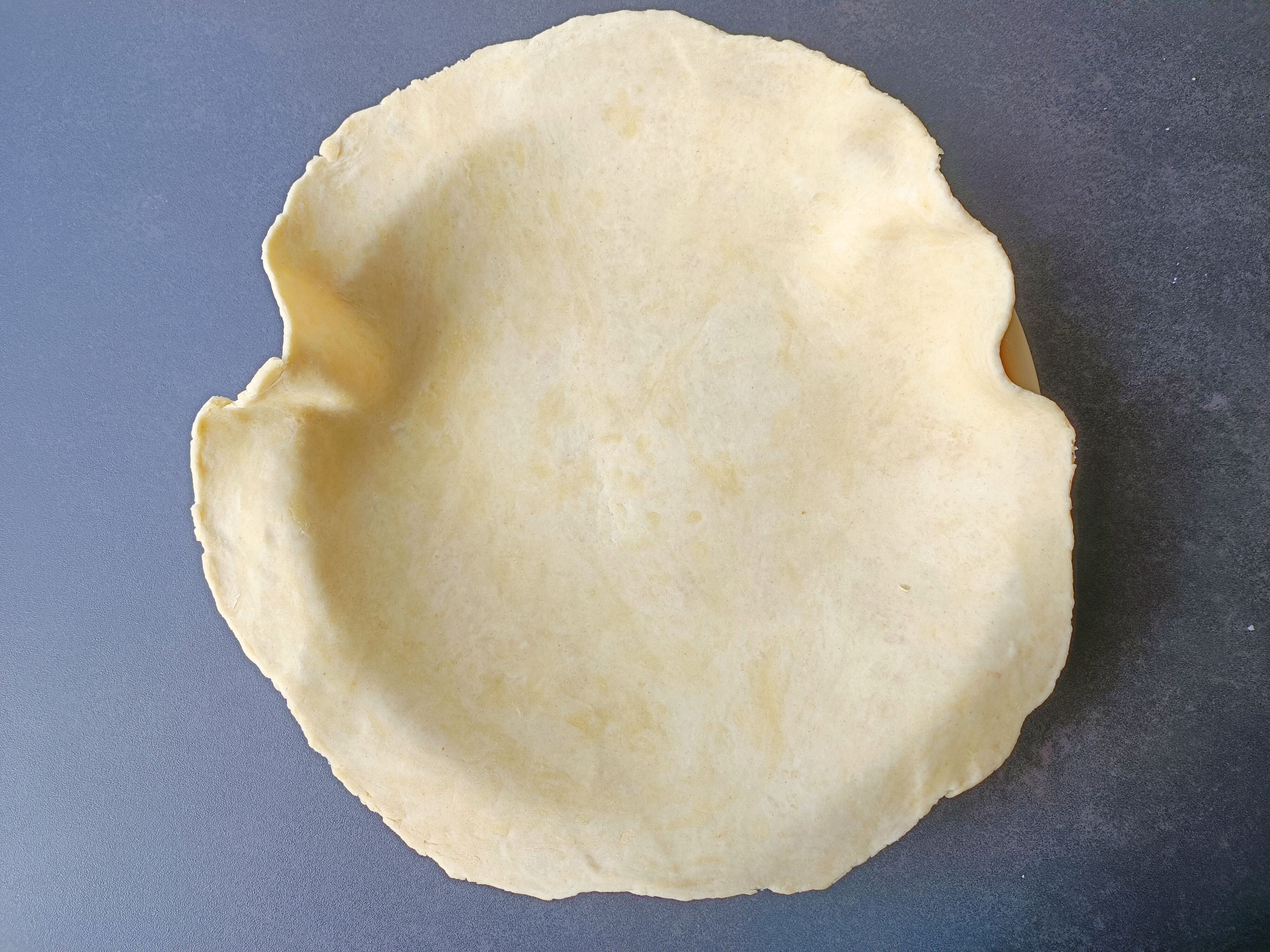Image of Déposer la pâte sur la tourtière en
la centrant.