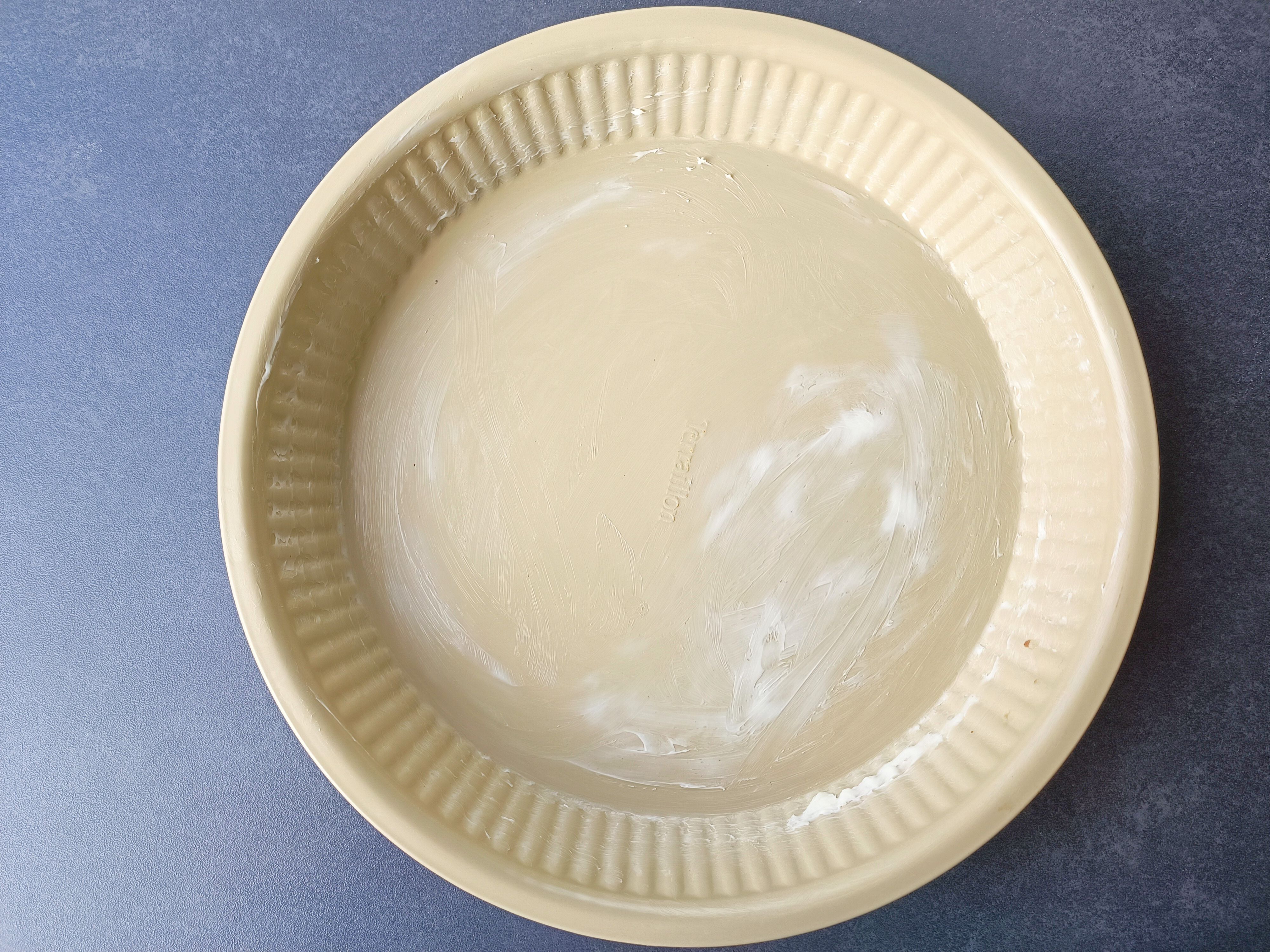 Image of Bien beurrer un moule à tarte/une tourtière d’environ 30 cm...