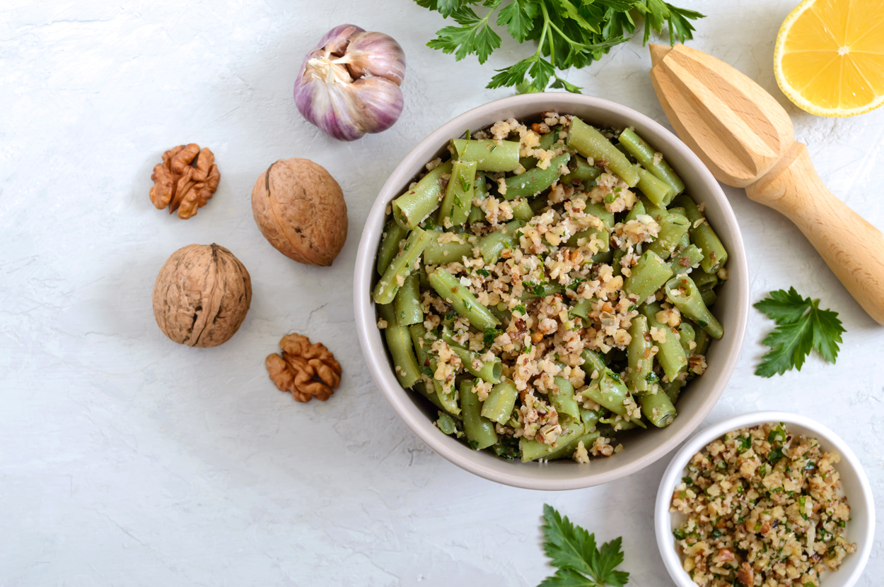 Georgian green beans with walnuts