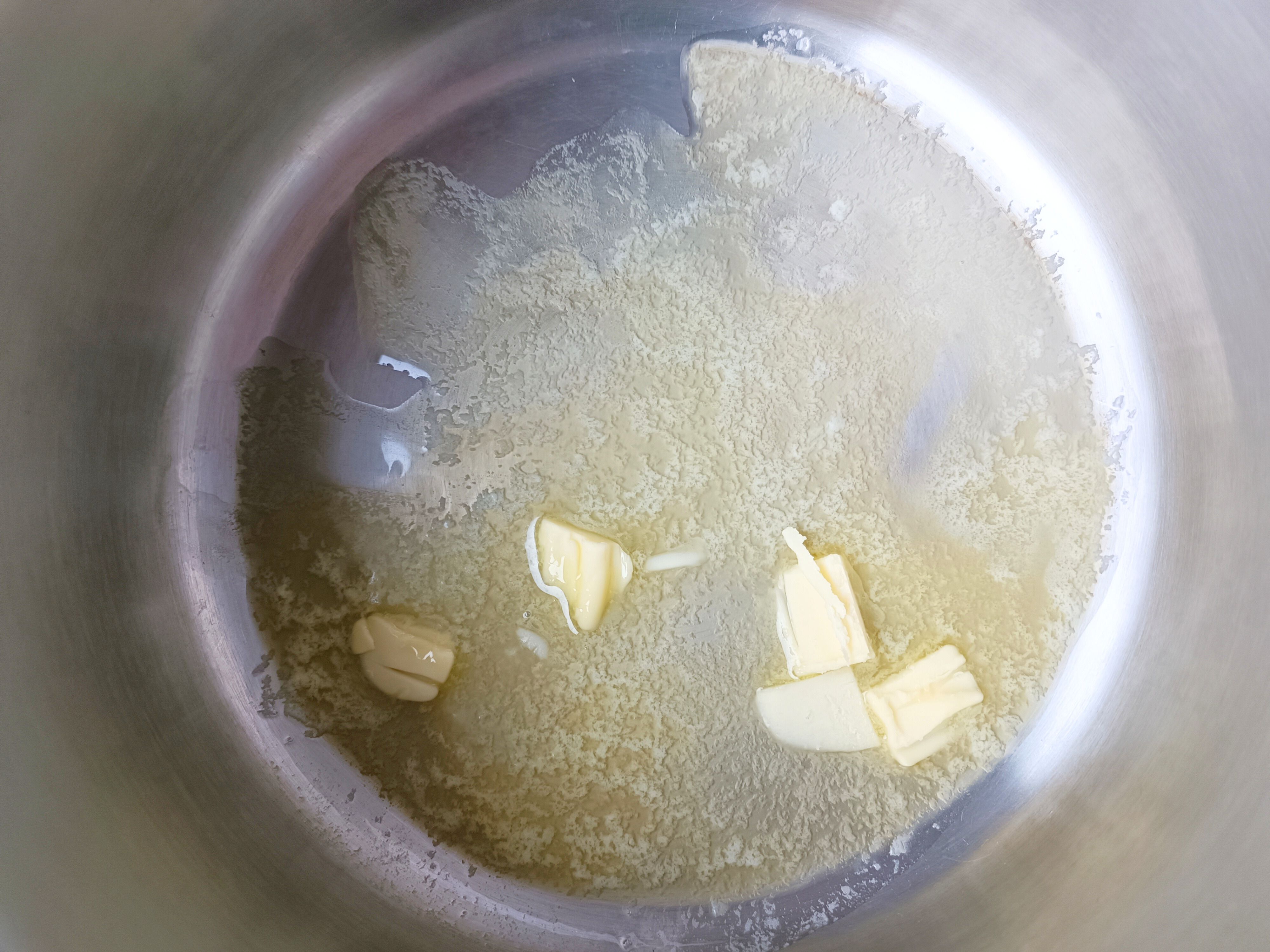 Image of Faire fondre le beurre dans une cocotte ou une casserole.