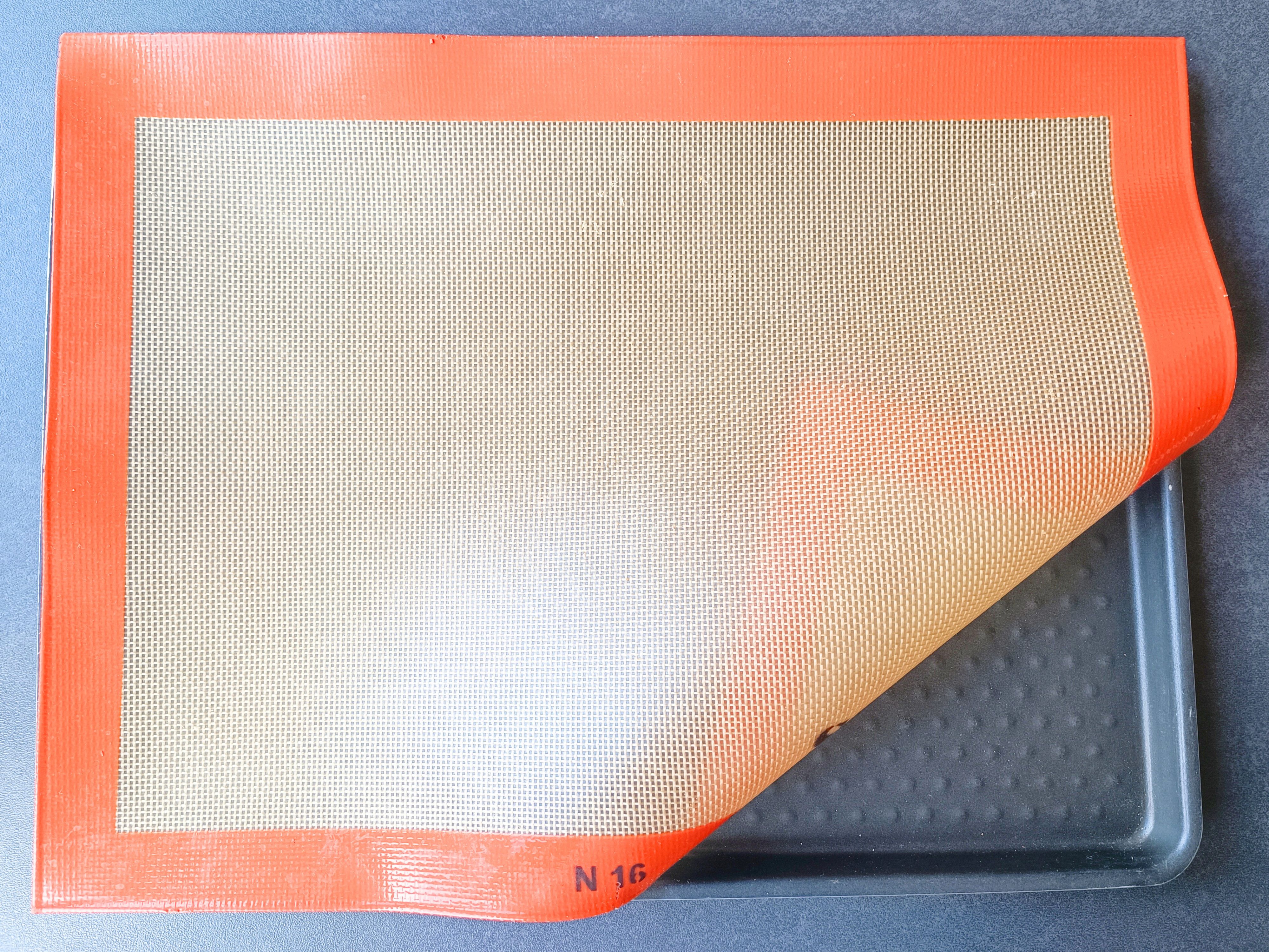 Image of Préparer un tapis de cuisson sur une plaque de cuisson.