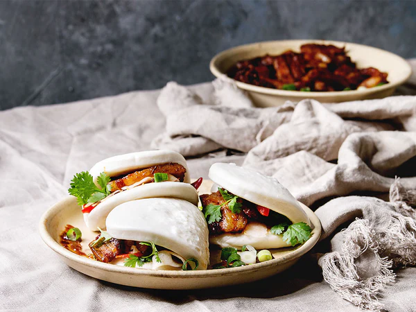 Gua-Bao: gedämpftes chinesisches Brot gefüllt mit Ente und karamellisierten Zwiebeln