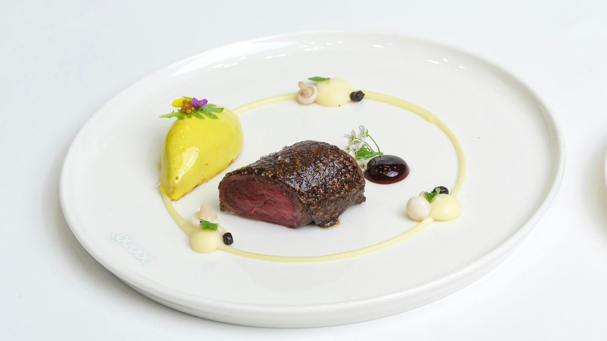 Rentier-Oberschale mit Steinpilz-Topping und Pastinakenpüree