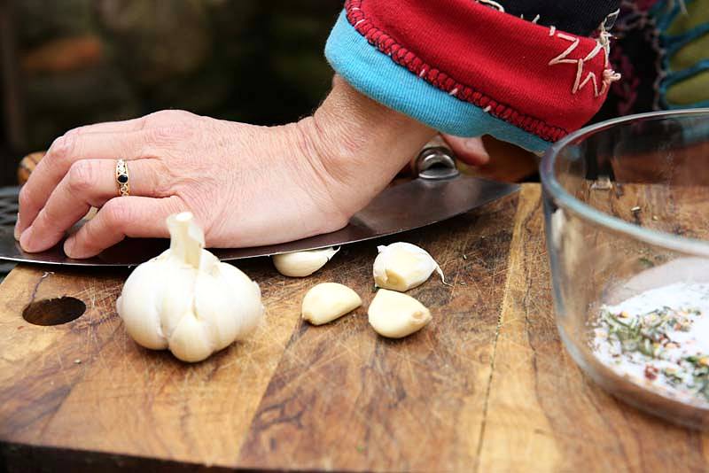 Image of In order to peel the garlic, use a knife to...