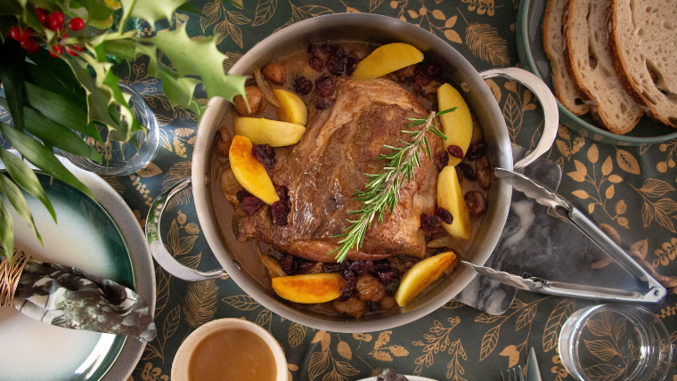 Maiale arrosto con mele e mirtilli rossi secchi