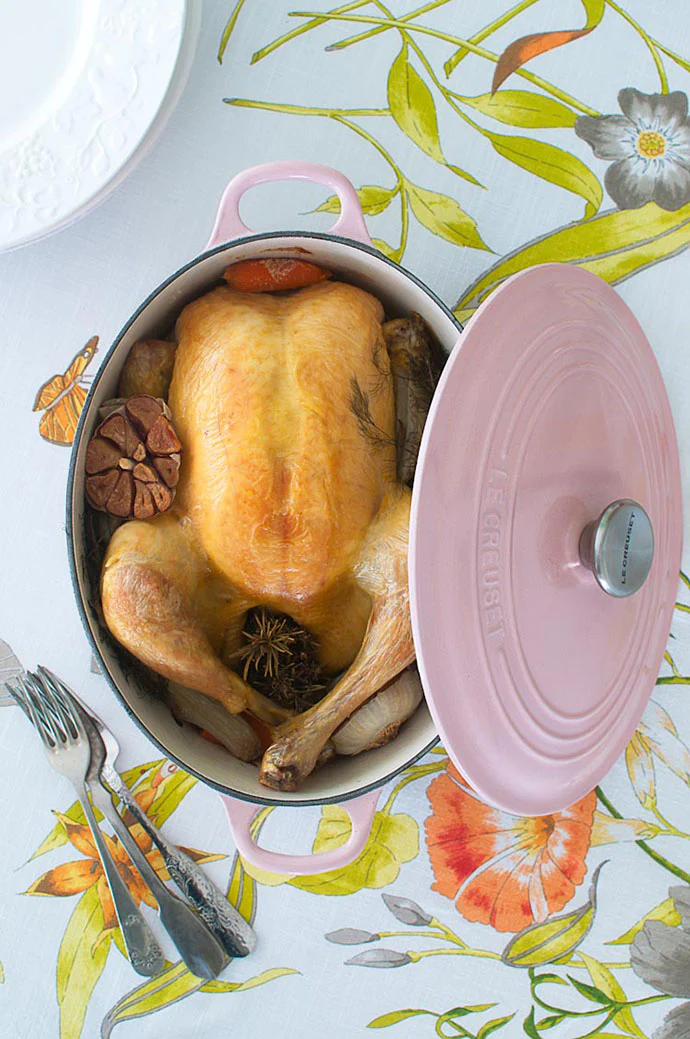 Frango assado em cocotte com legumes